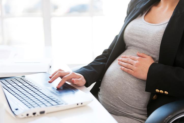 Travailler en position assise pendant la grossesse : nos conseils -  Ergofrance