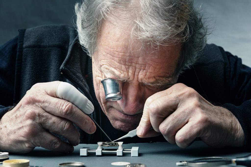 Gros plan Portrait d'un fabricant de montres de travail